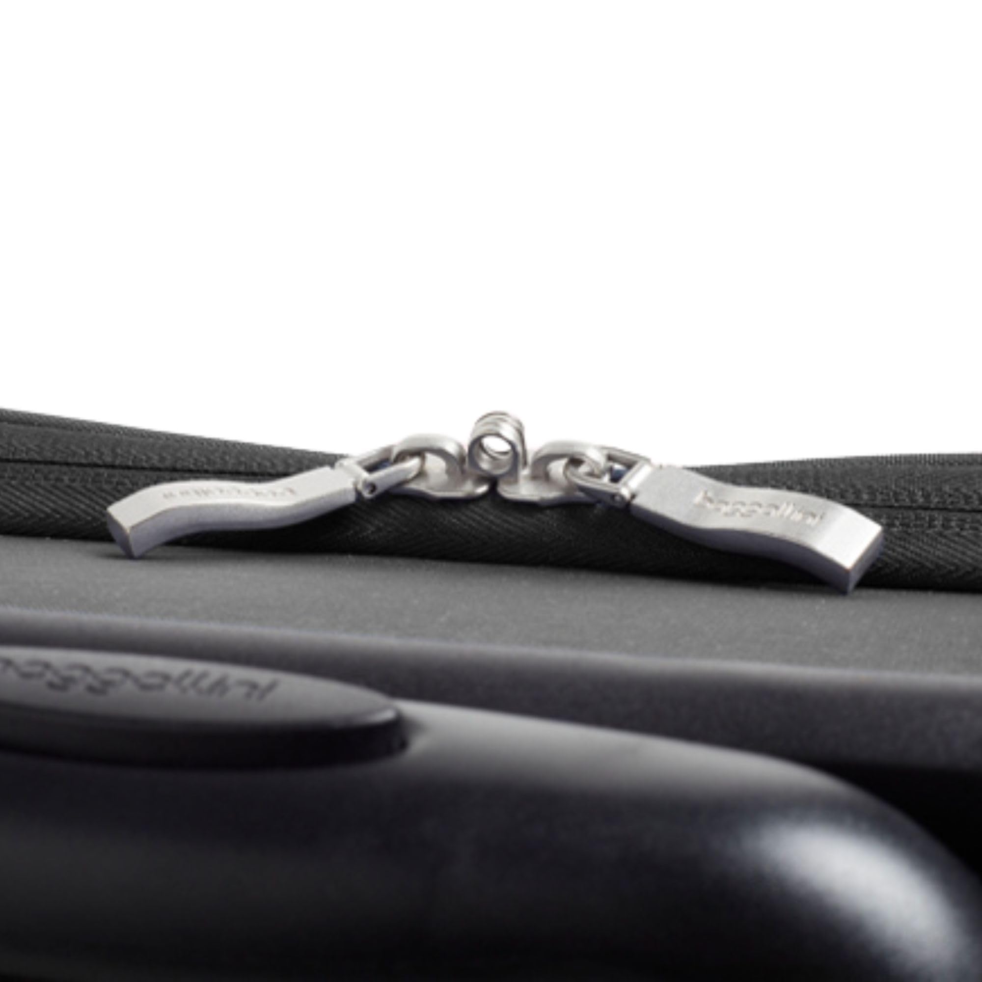 Baggallini 4 Wheel Carry-On - Image 15